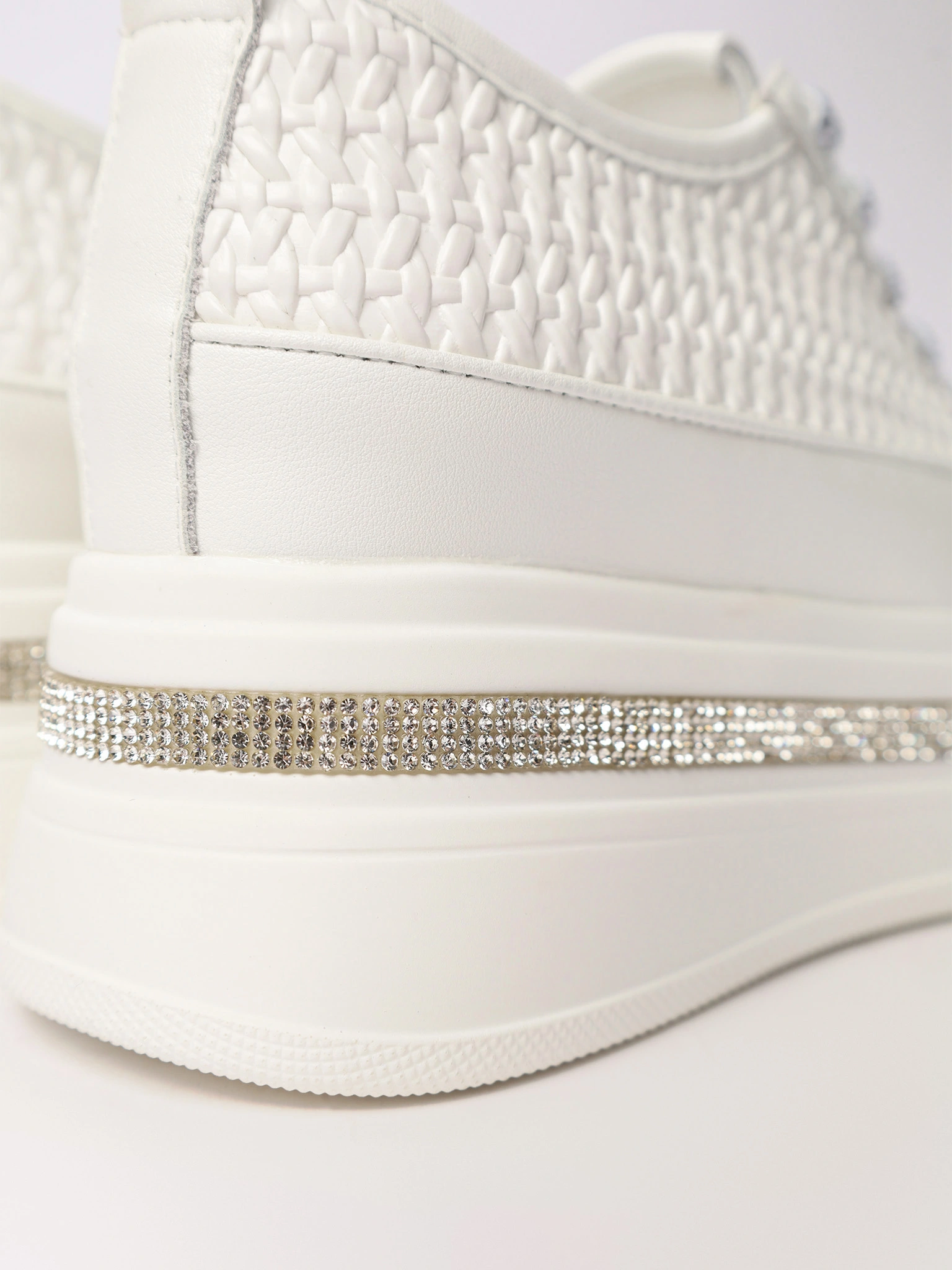 Кеды белого цвета со стразами на высокой платформе